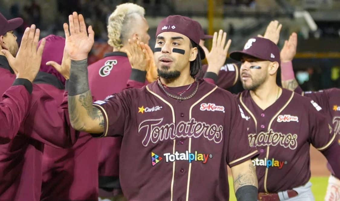 Sebastián Elizalde felicitando a sus compañeros después de una victoria