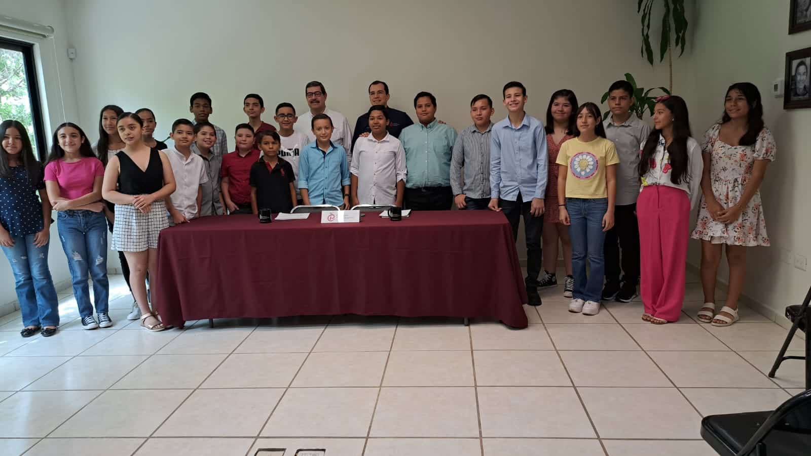 Alumnos que recibieron reconocimientos por los talleres de verano del Patronato Pro-Educación