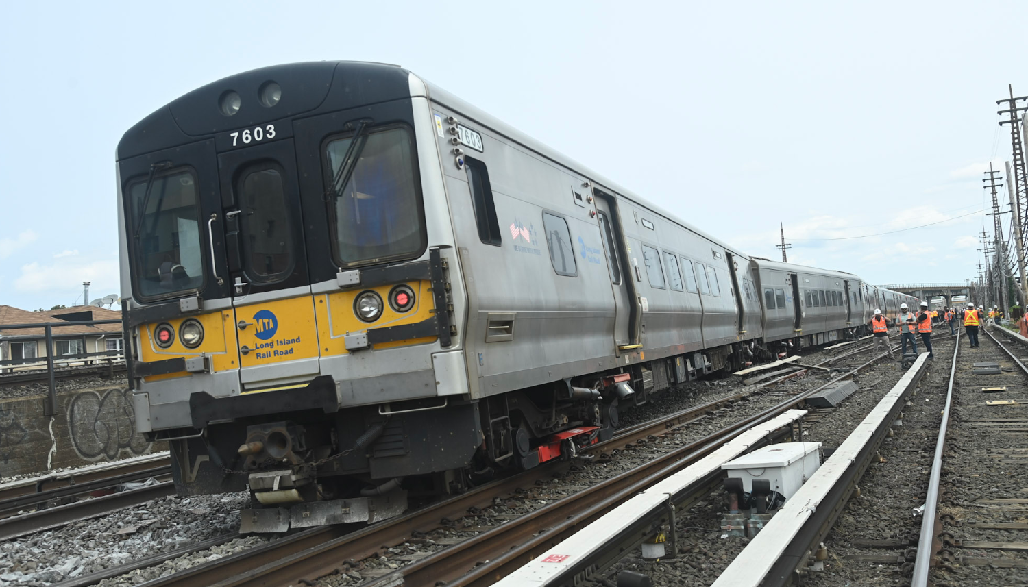 Al menos ocho vagones de un tren de Nueva York descarrilaron del camino