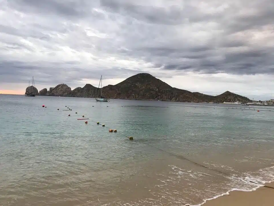 Día nublado en la playa de los cabos