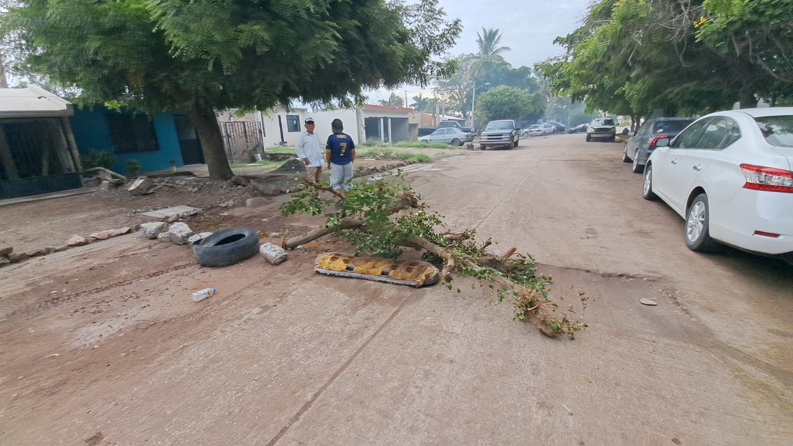 Obstáculos colocados en una zanja por parte de los vecinos afectados en la colonia Jaramillo, Los Mochis