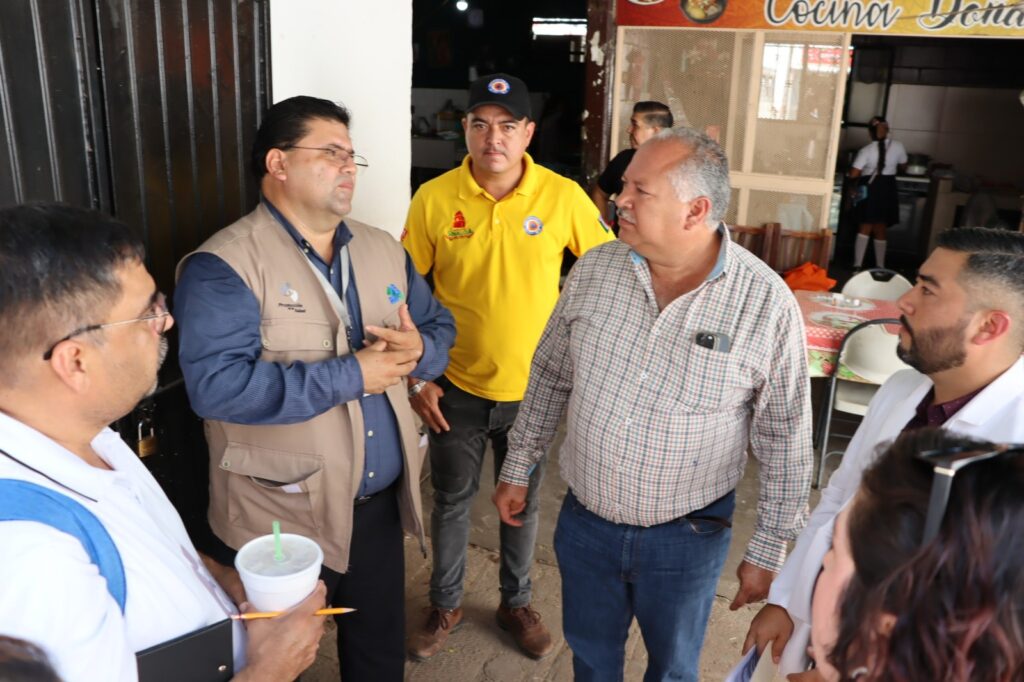 alcalde Rolando Mercado Araujo y Eduardo Chávez en el mercado municipal de Sinaloa de Leyva