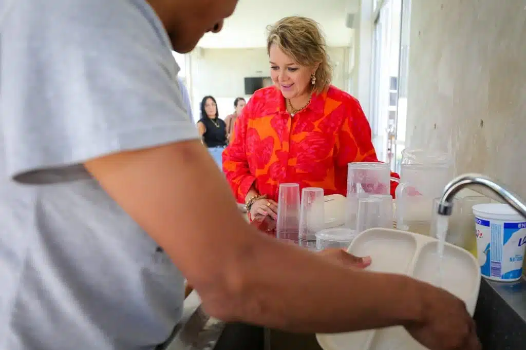 Eneyda Rocha en la cocina del Centro de Asistencia Social para Migrantes de DIF Sinaloa