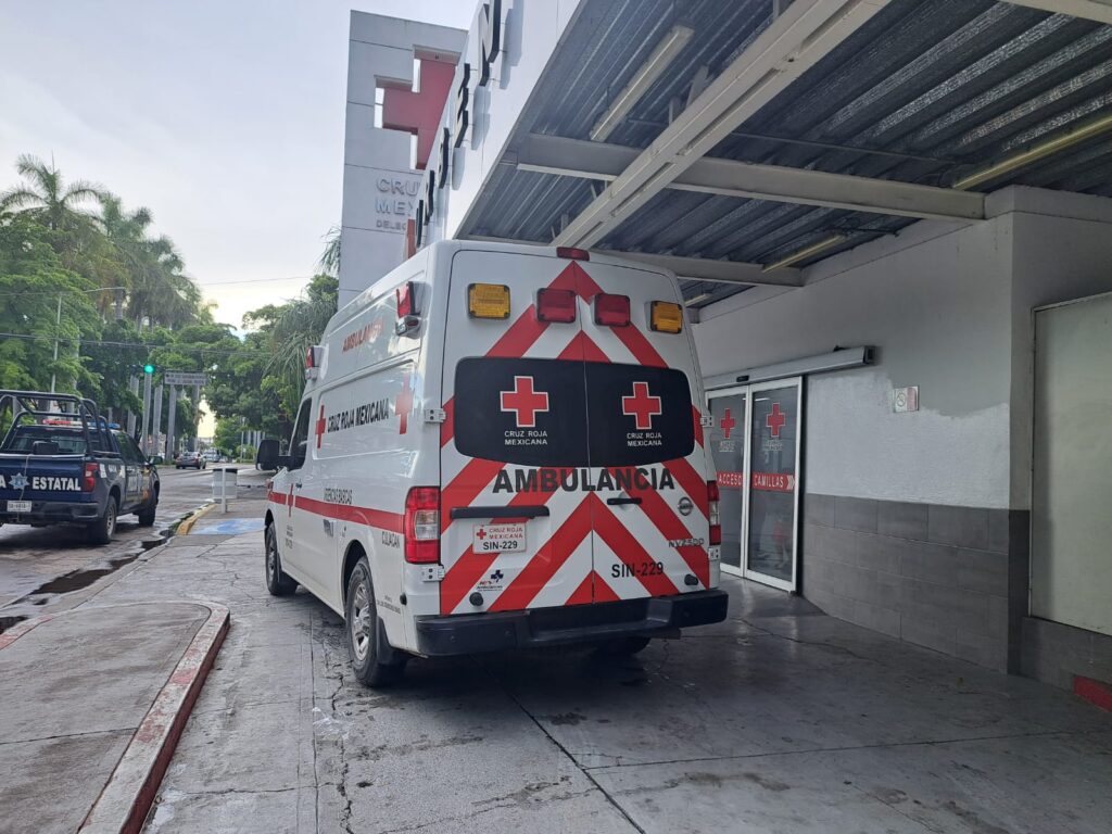Ambulancia de Cruz Roja a las afueras de la base de Culiacán