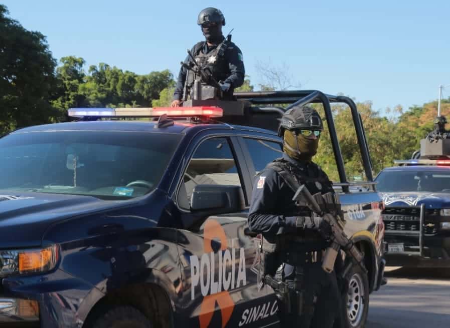 Elementos policiacos en un vehículo
