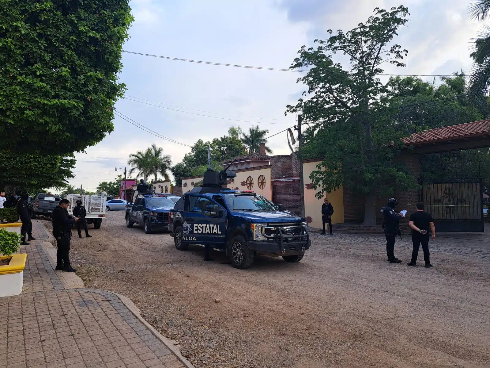 Elementos policiacos arribando al lugar de los hechos