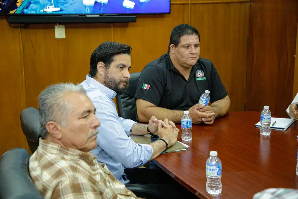 Reunión con autoridades municipales donde trataron el tema del basurón