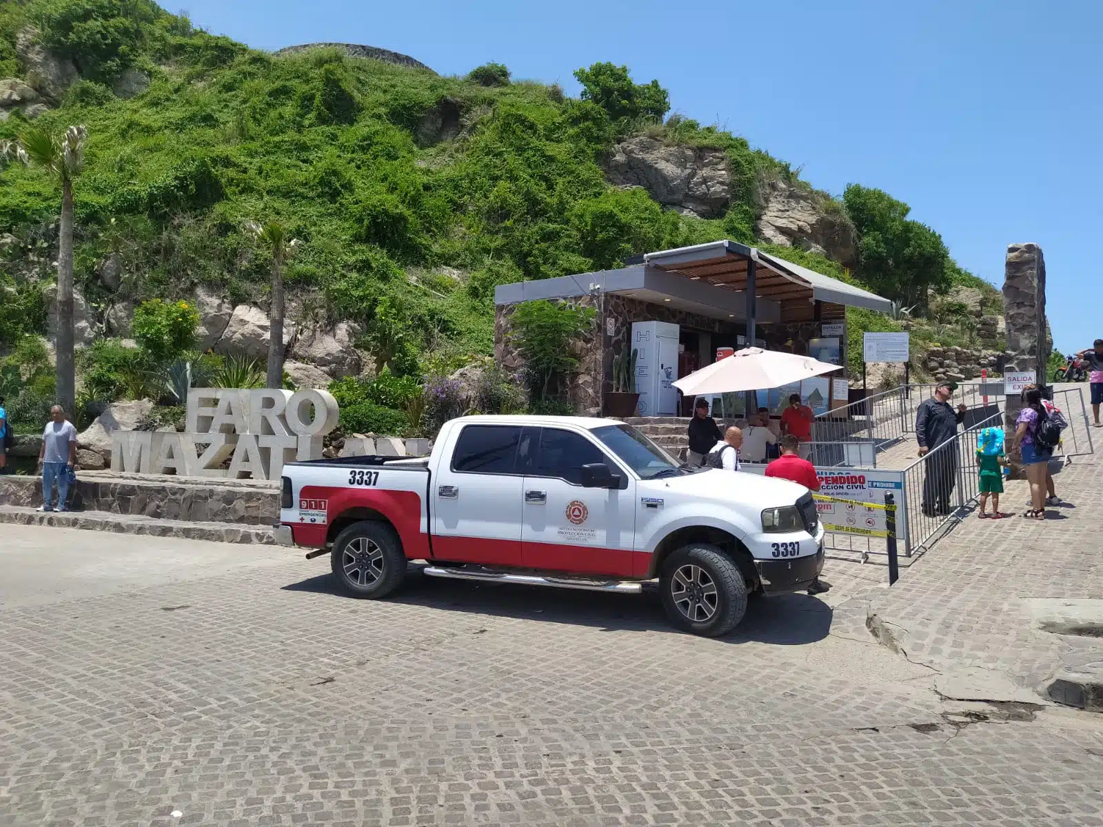 Vehículo de Protección Civil en la entrada del Faro Mazatlán