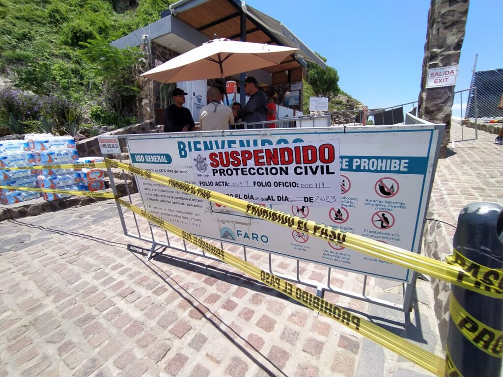 Entrada del Faro Mazatlán acordonada junto a un aviso de suspensión emitido por Protección Civil