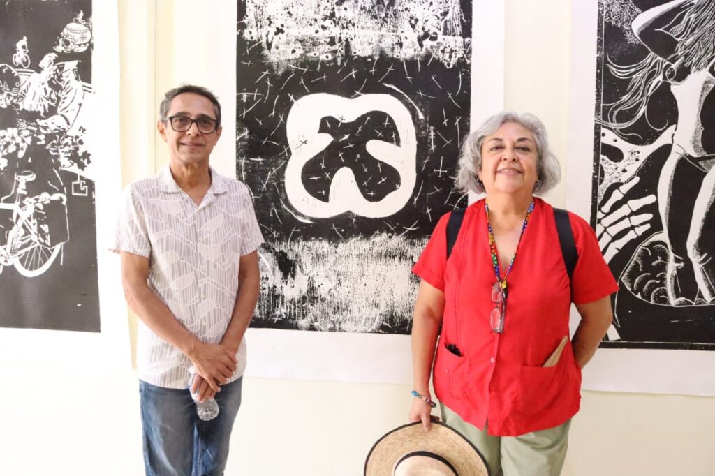 Cecilia Sánchez Duarte junto a una de las obras exhibidas