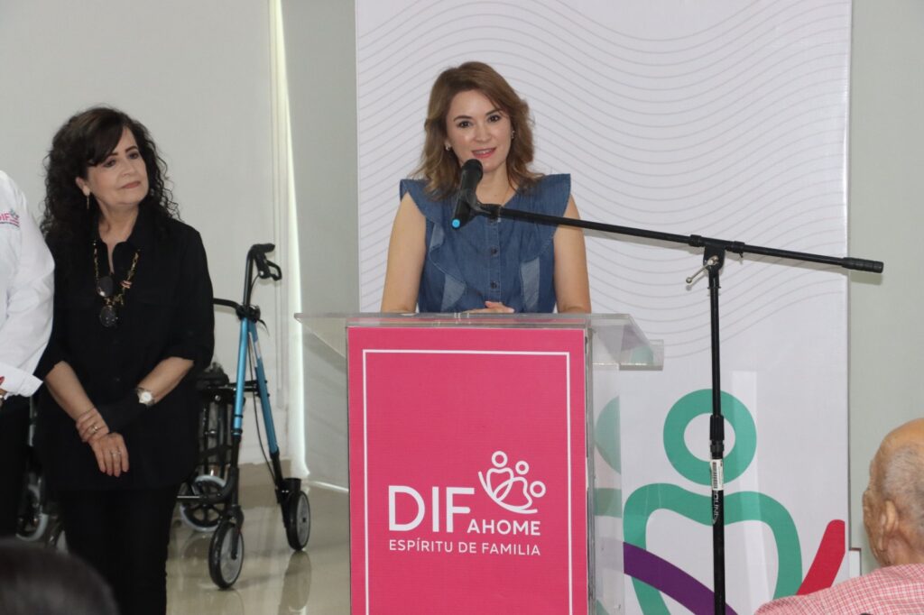 Fernanda García Félix en la entrega de apoyos por el Día del Abuelo