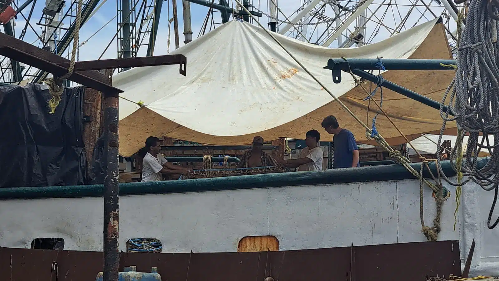 Pescadores realizan trabajos en muelle del parque industrial Alfredo V. Bonfil.