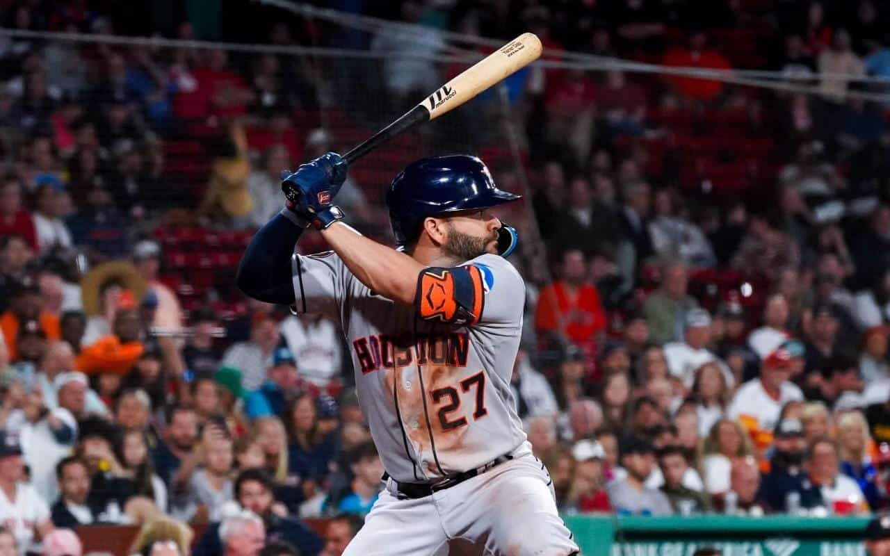 José Altuve momentos previos a conectar jonrón ante Medias Rojas de Boston