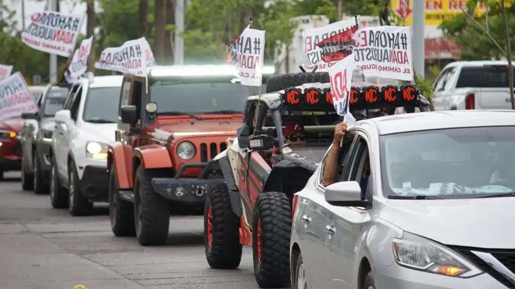 Vehículos desfilan en caravana en apoyo a Adán Augusto