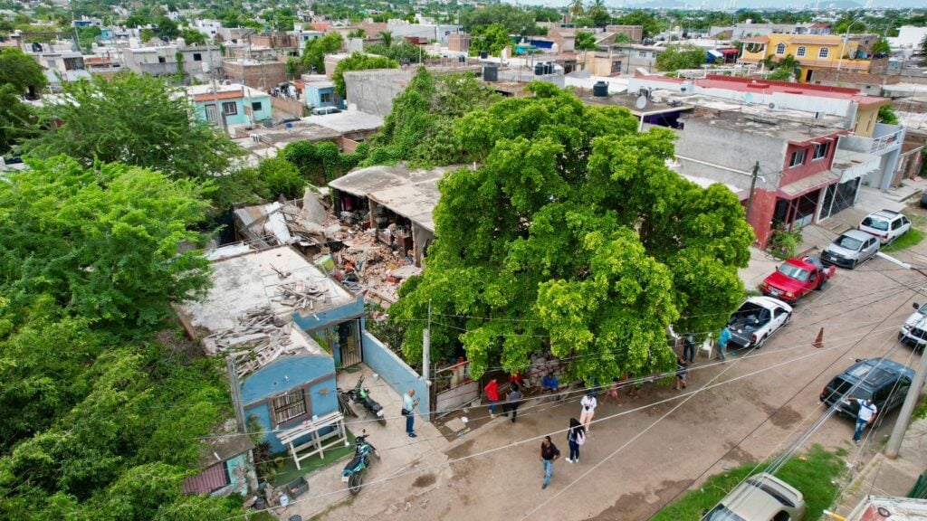 Vista aérea de la vivienda derribada por explosión, en la colonia Villas del Sol, Mazatlán