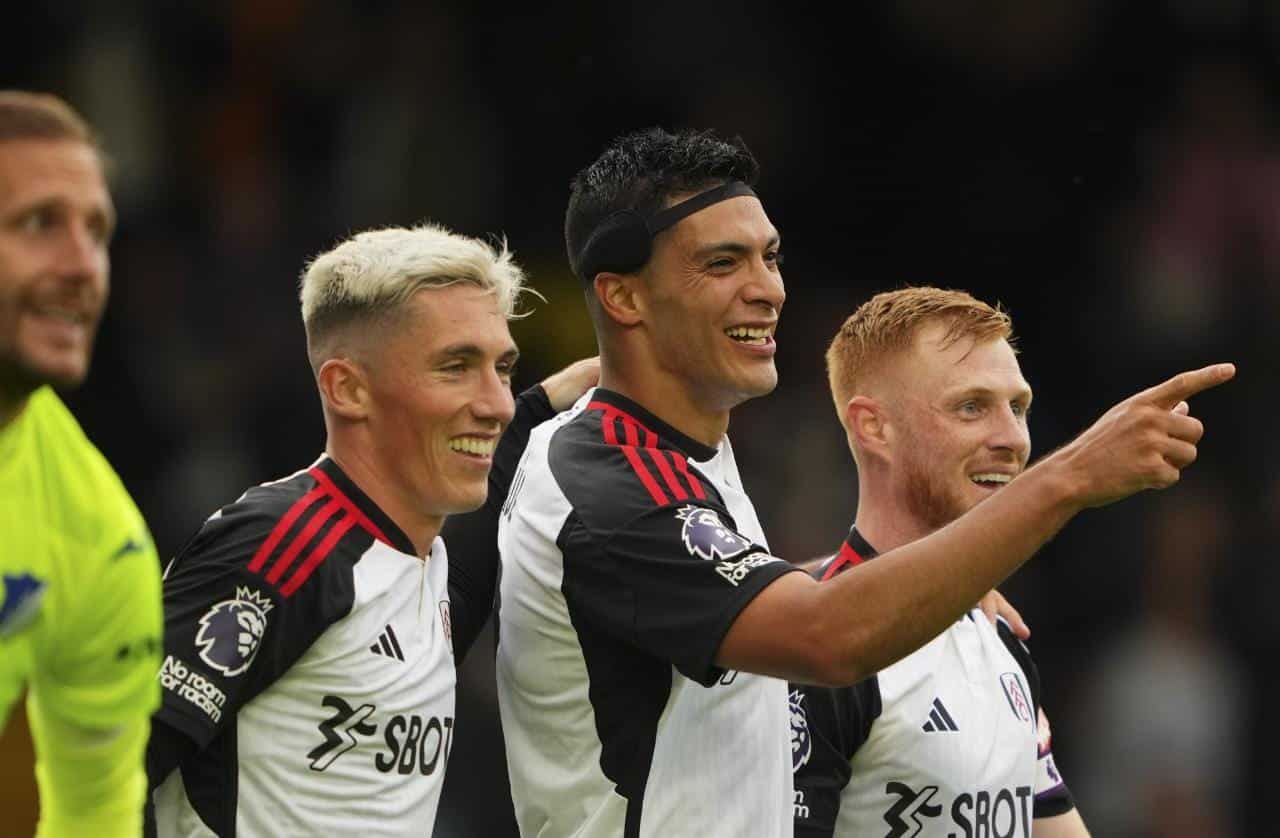 Raúl Jiménez riendo junto a sus compañeros de Fulham FC