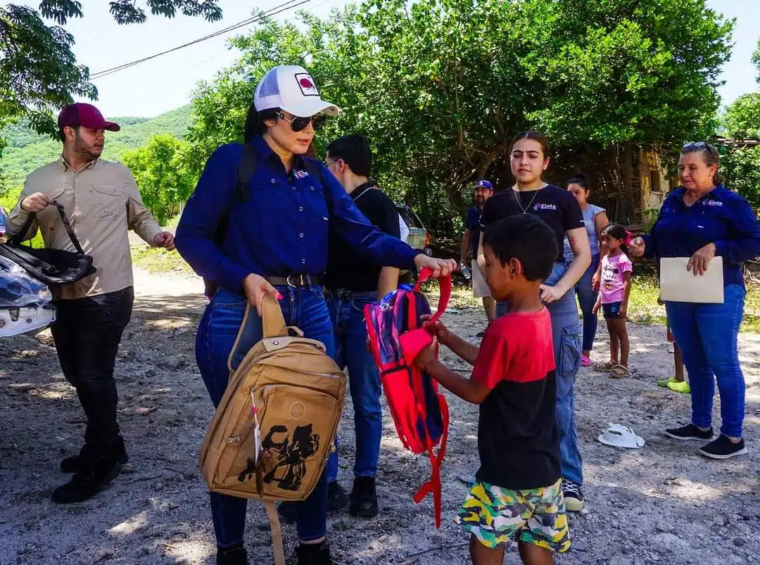 alcaldesa de Elota, Ana Karen Val Medina, entrega mochila a niño.
