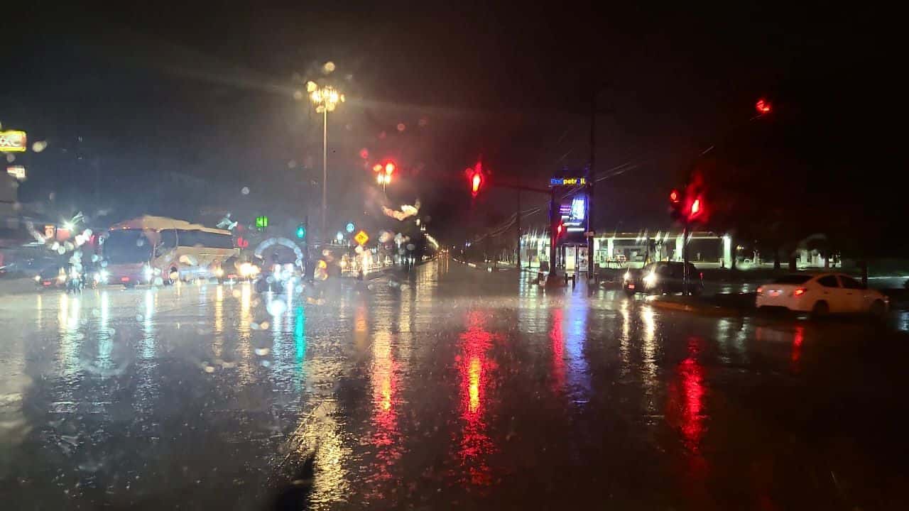 Encharcamientos de agua en calles y avenidas de Mazatlán