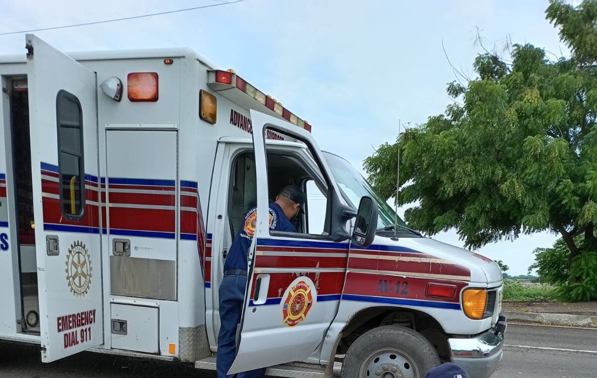 Ambulancia de Mazatlán en carretera México 15