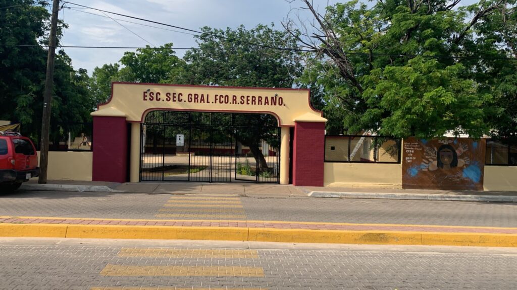Exterior de Escuela secundaria Gral. Francisco R. Serrano.