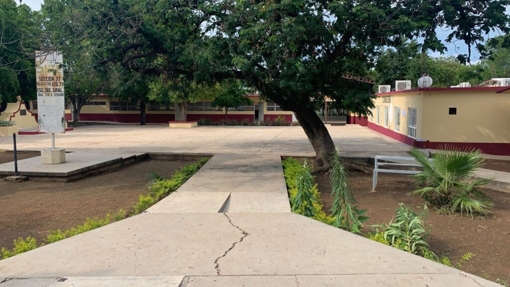 Interior de Escuela secundaria Gral. Francisco R. Serrano.