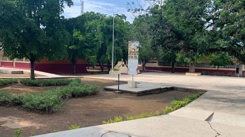 Interior de Escuela secundaria Gral. Francisco R. Serrano.