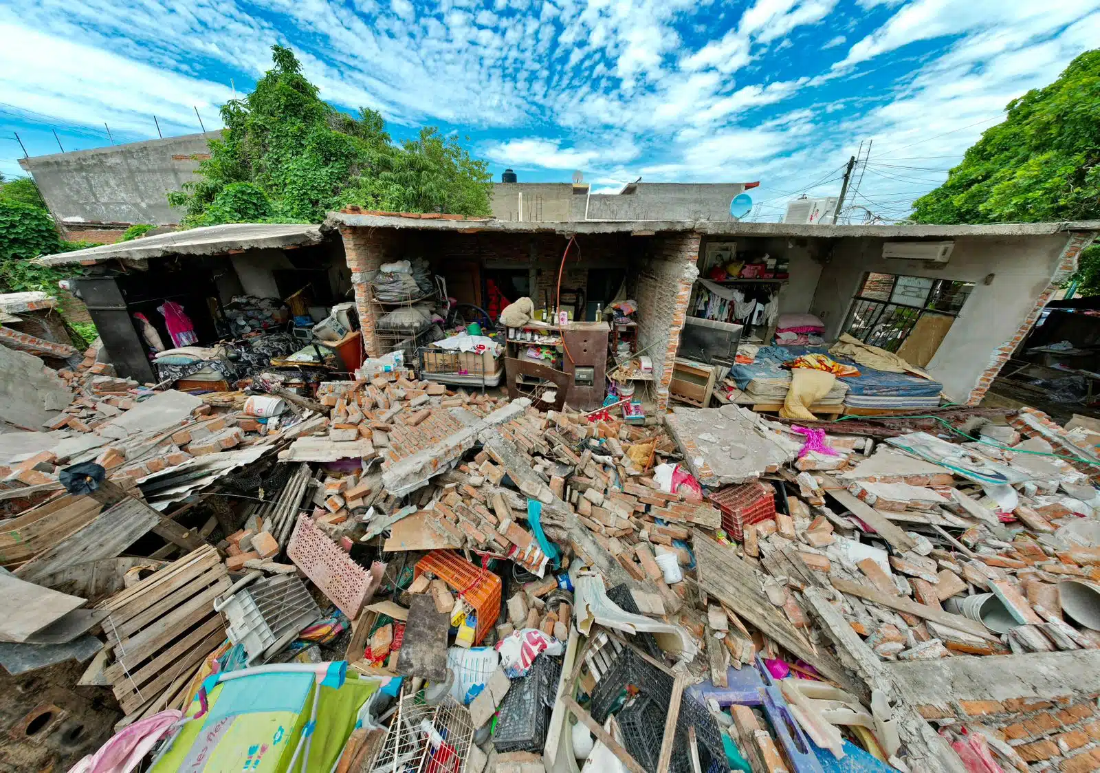 Vivienda derribada por explosión, en la colonia Villas del Sol, Mazatlán