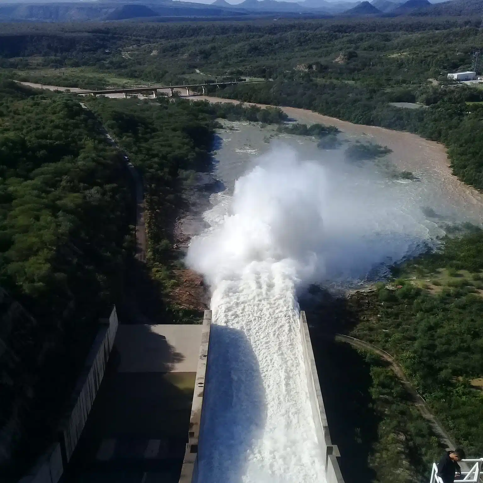 Miles de litros de agua cayendo por una presa en Sinaloa