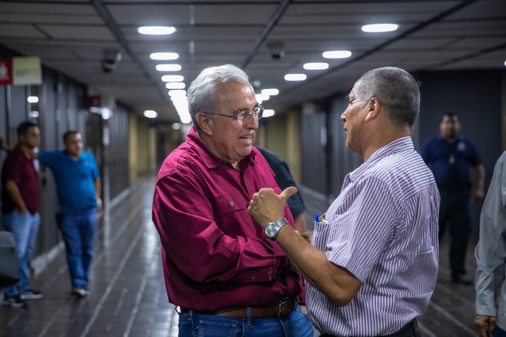 Gobernador de Sinaloa, Rubén Rocha Moya visita a trabajadores del Palacio de Gobierno.