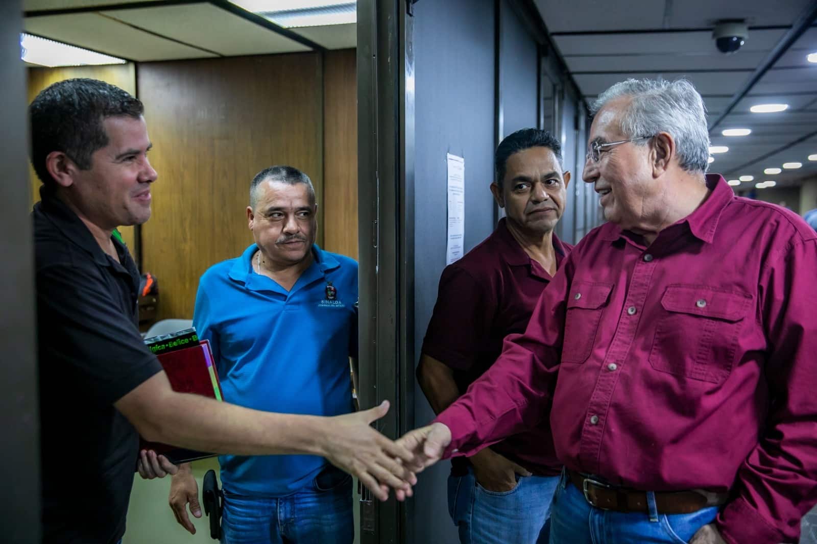 Gobernador de Sinaloa, Rubén Rocha Moya visita a trabajadores del Palacio de Gobierno.