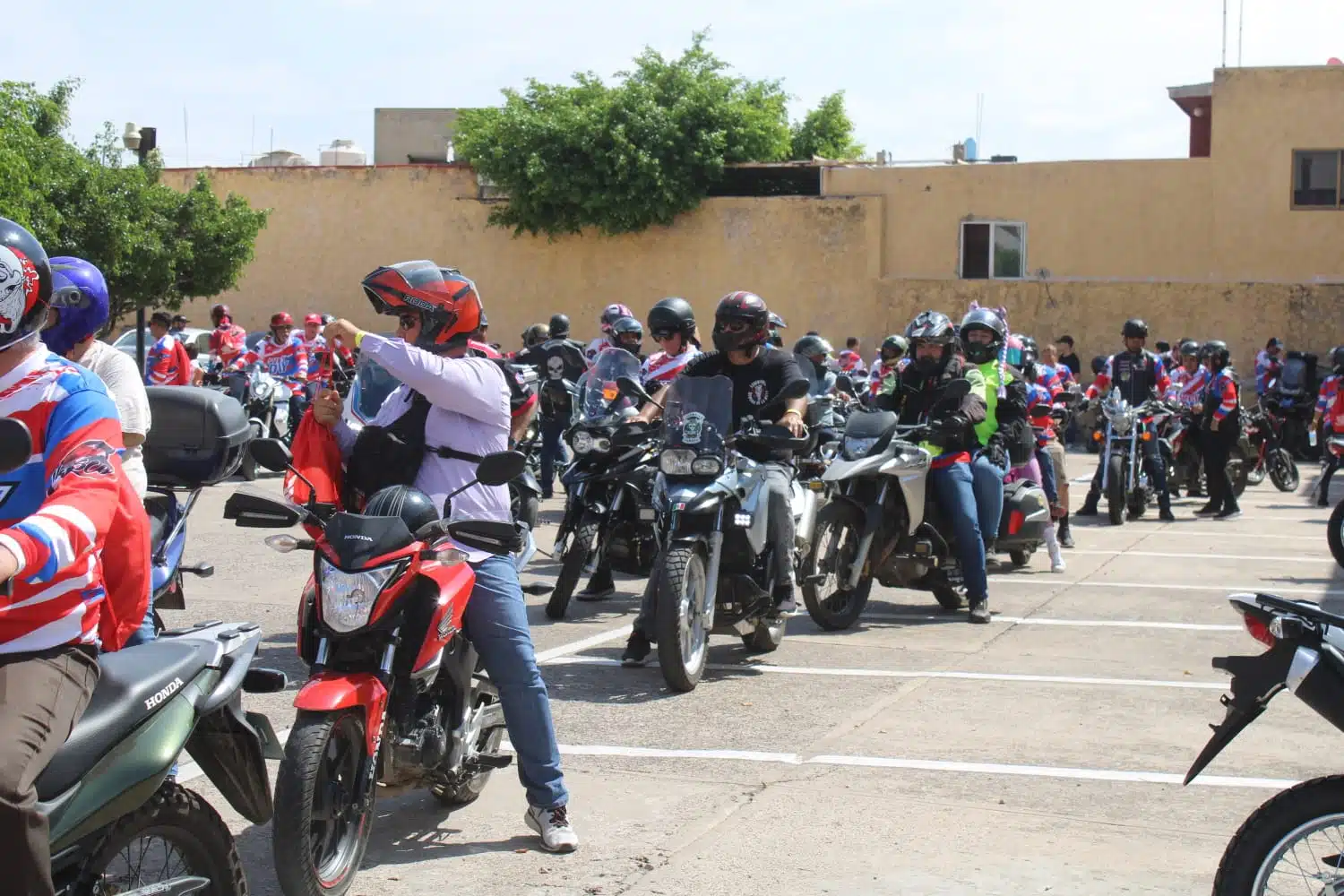 Variedad de motociclistas durante el evento 