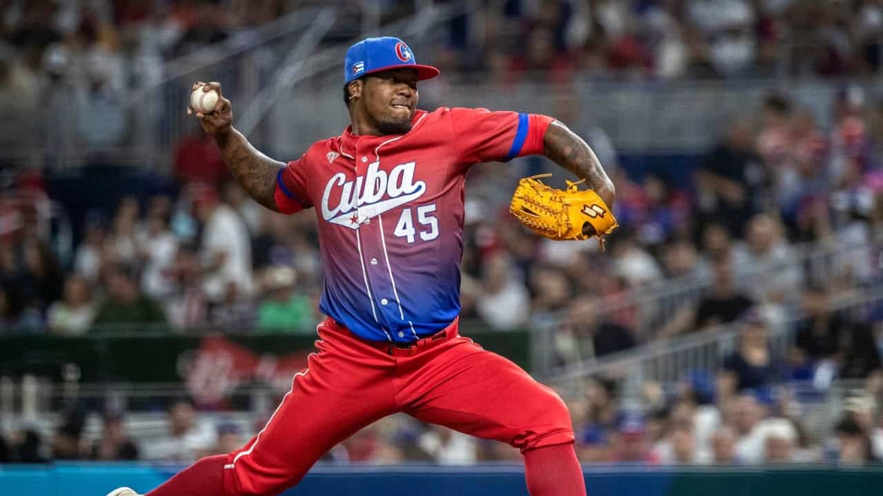 Miguel Romero lanzando con Cuba