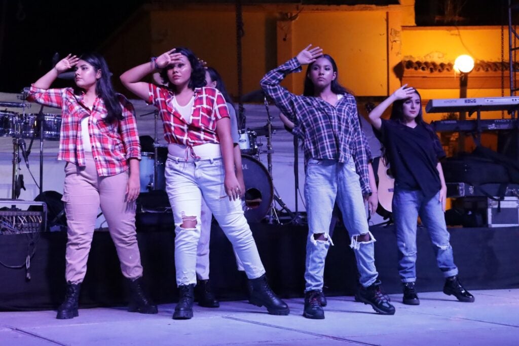 Jóvenes realizando una coreografía de baile