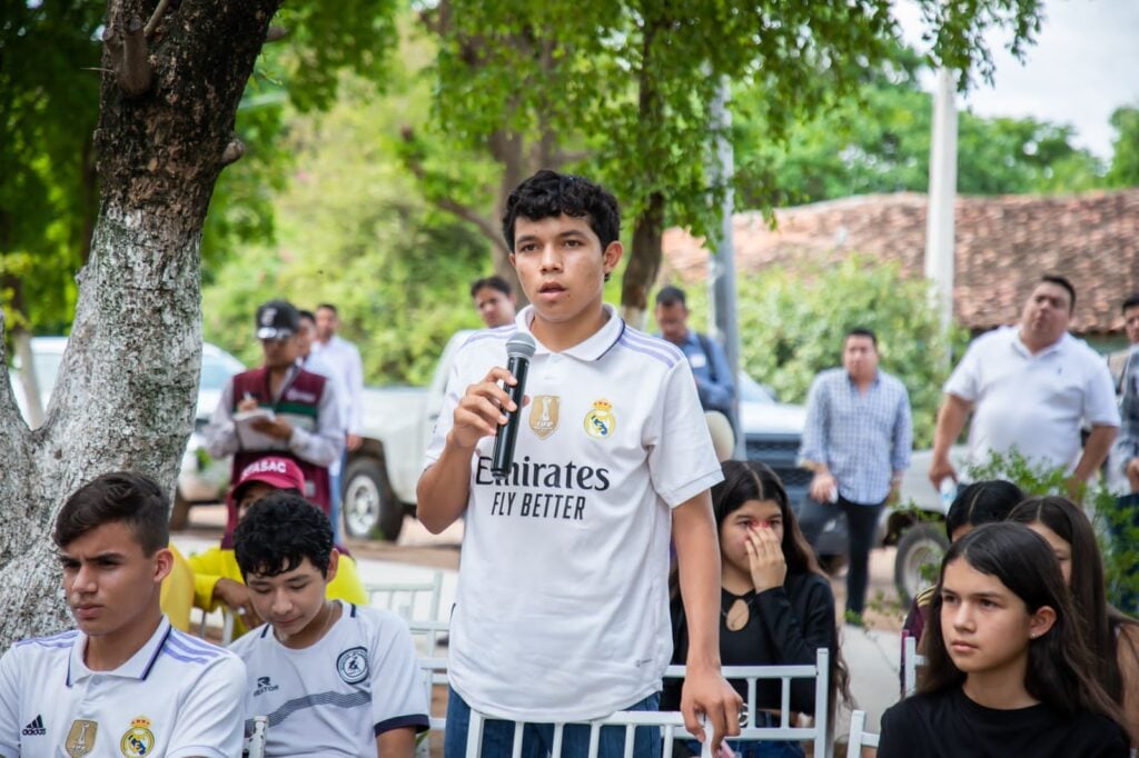 Acalde de Culiacán escuchando e interactuando con vecinos de la sindicatura de Tepuche