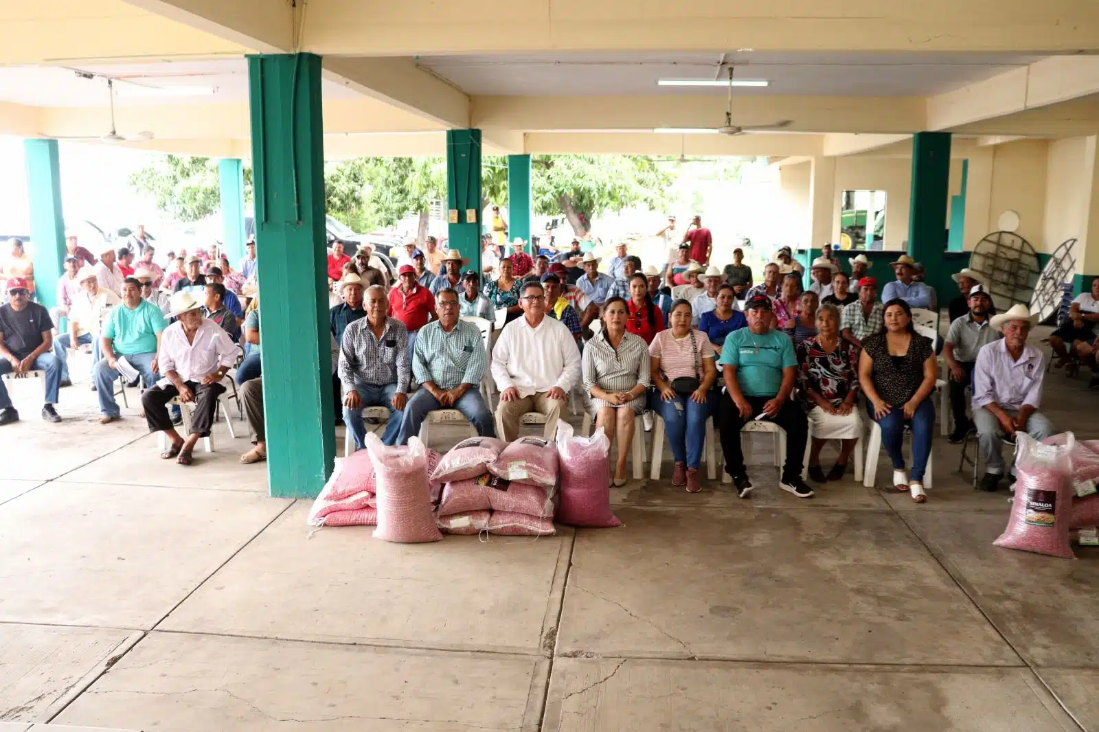 Productores reunidos junto a los costales de semillas que recibieron de manera gratuita