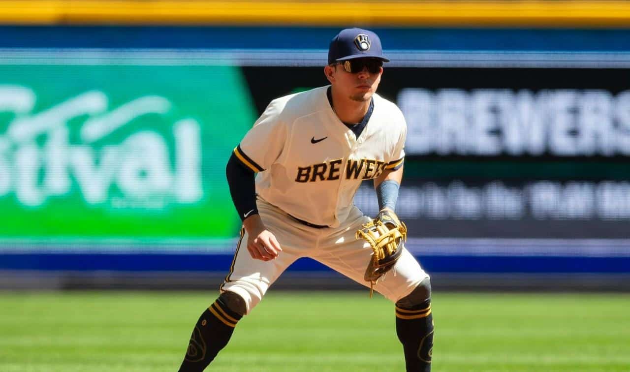 Luis Urías portando el uniforme de los Cerveceros de Milwaukee