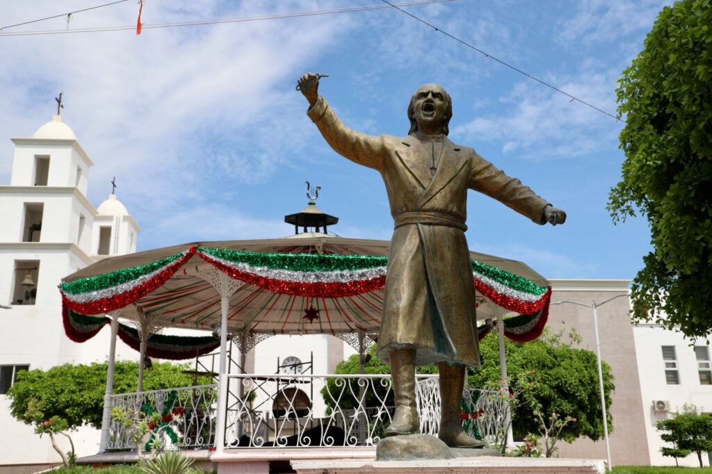 PLAZA DECORADA PARA FIESTAS PATRIAS EN ELOTA.