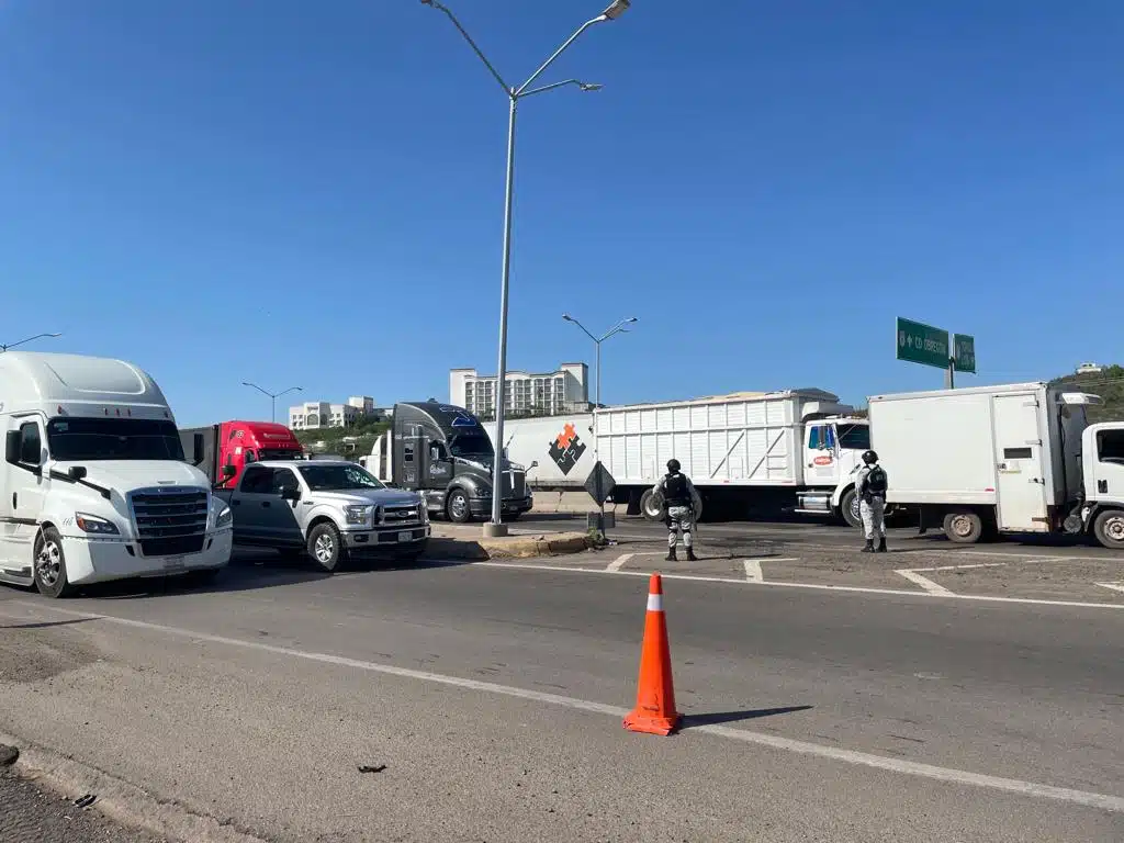 Elementos de la Guardia Nacional supervisando el flujo vial durante el embotellamiento en la México 15