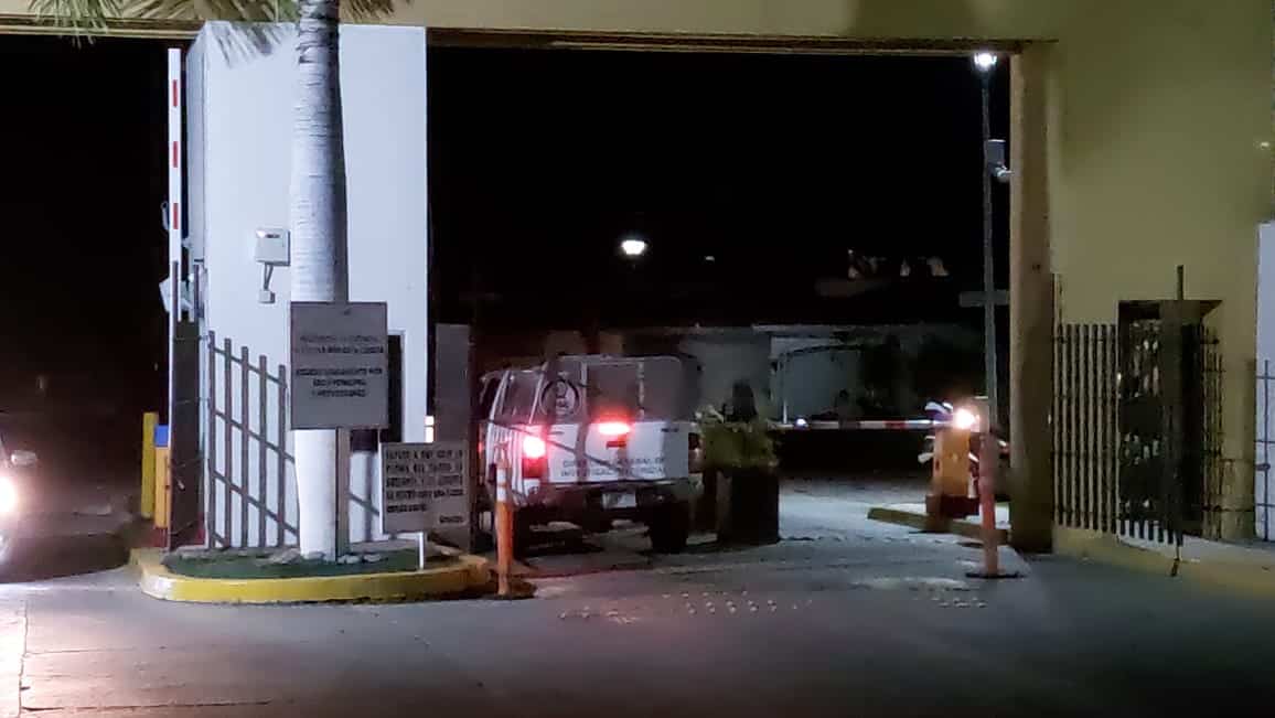 Vehículo de la Vicefiscalía zona Sur ingresando al conjunto residencial