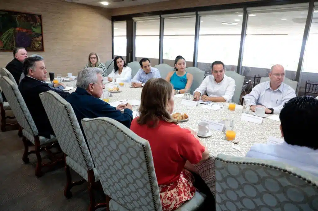 Gobernador de Sinaloa en la reunión con la coordinación general del Consejo Estatal de Seguridad Pública (CESP)