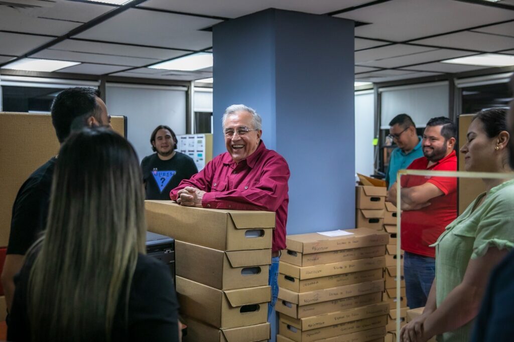 Gobernador de Sinaloa, Rubén Rocha Moya visita a trabajadores del Palacio de Gobierno.