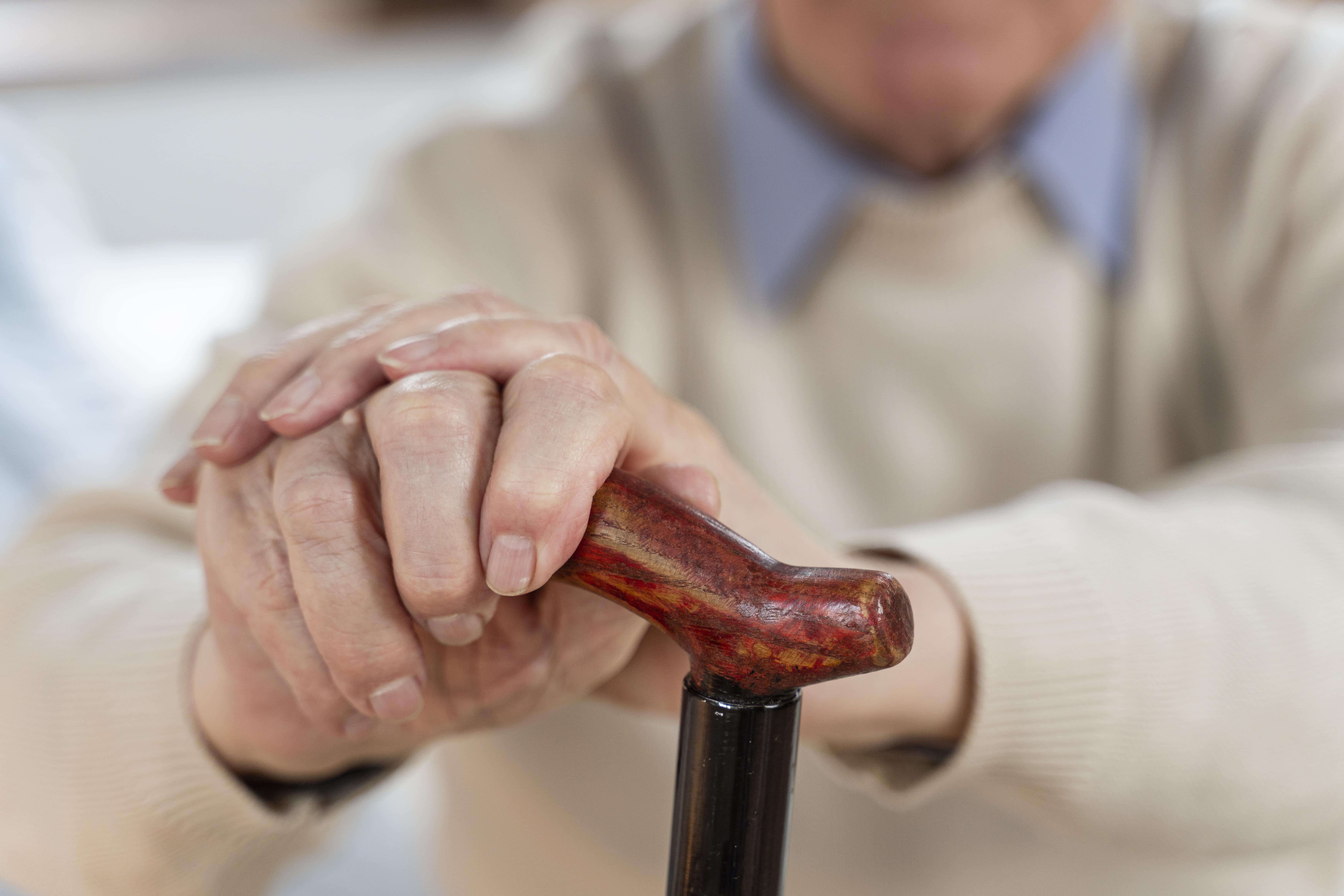 Adulto mayor se apoya en bastón
