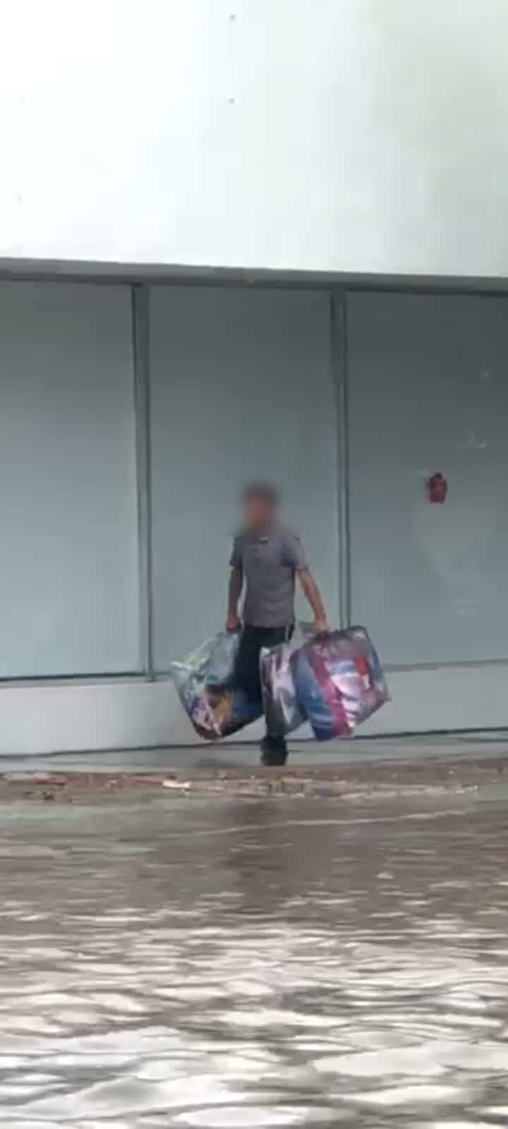 Sujeto captado infraganti sustrayendo mercancía de una tienda en Los Mochis