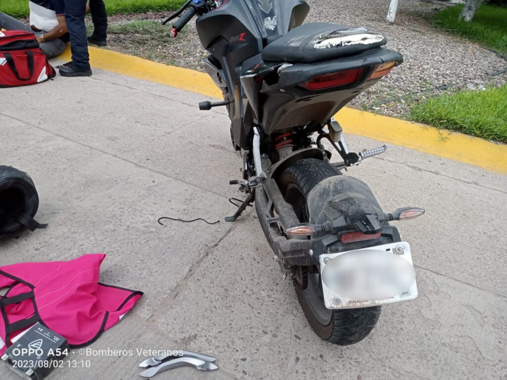 Parte trasera de una motocicleta color negro