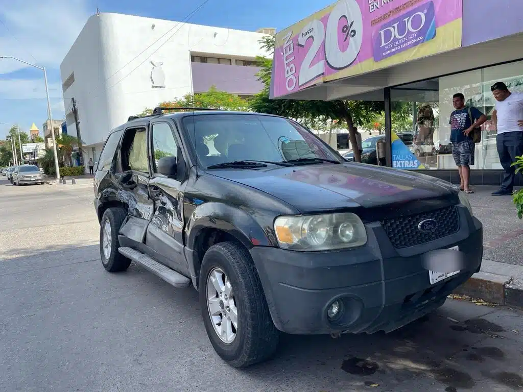 Camioneta con choque en el costado derecho