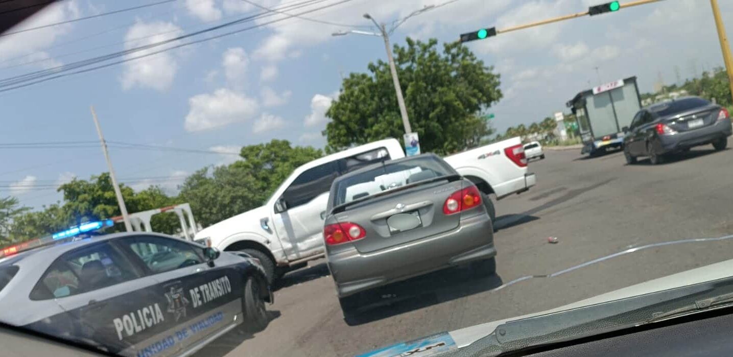 Choque entre vehículos. Se encuentra presente un automóvil de la Policía Municipal