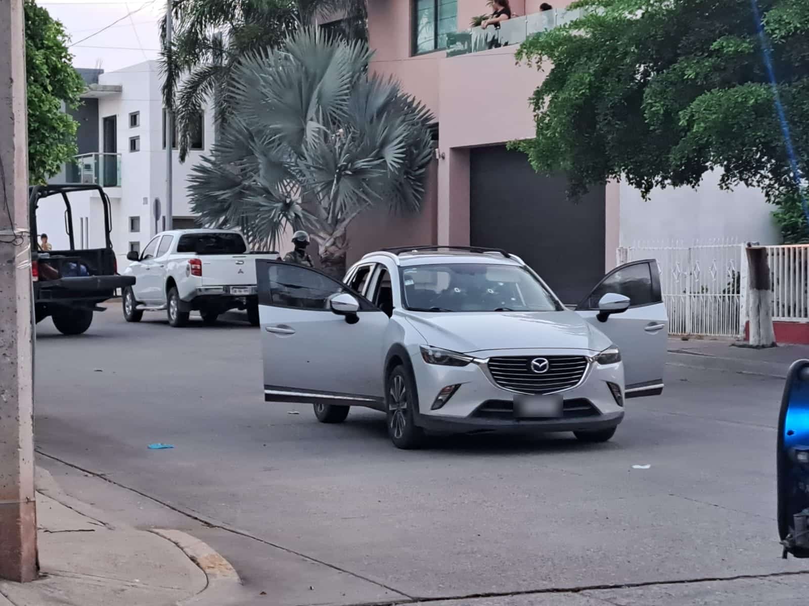 Camioneta de reciente modelo aparcada en medio de la calle y con impactos de bala