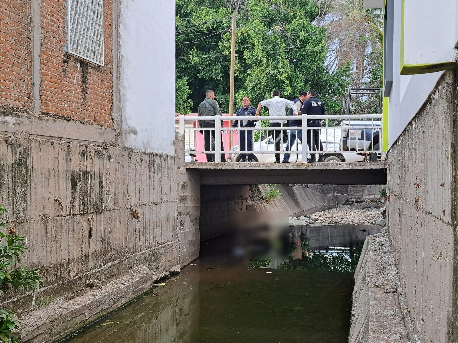 Cuerpo debajo de un puente