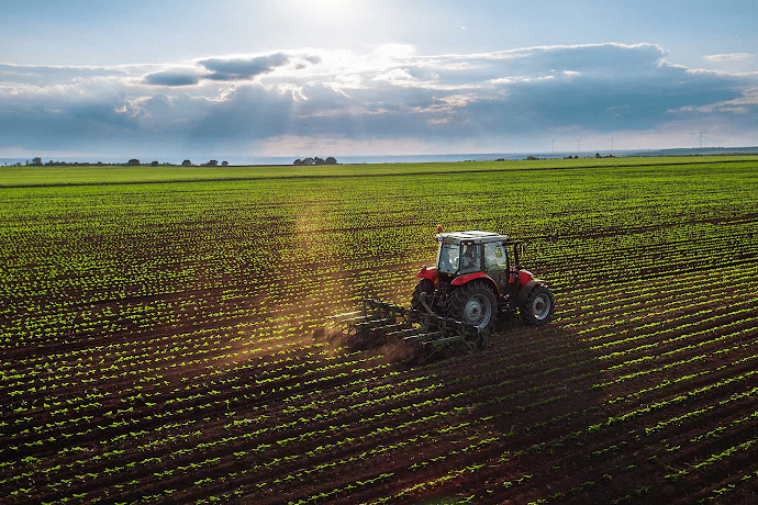 Tractor en cultivo agrícola