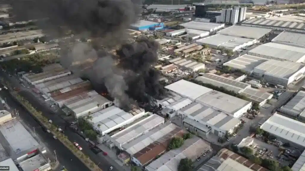 Columna de humo saliendo de una fábrica por fuerte incendio